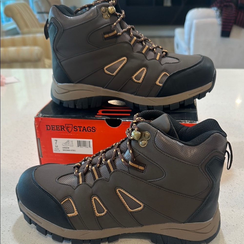NIB- MENS Deer Stags Brown Outdoor HIKING Boots- MAKE ME AN OFFER.